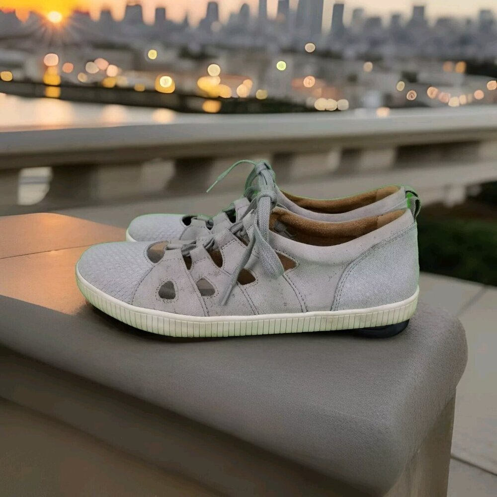 ✅Earth Mulberry Women's 9.5B Silver/Grey Suede Lace Up Sneakers/Shoes W/Cutouts